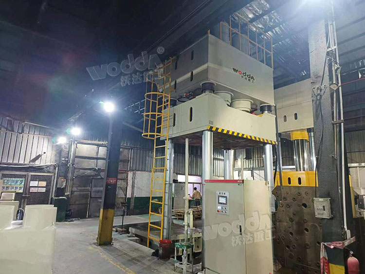 1500噸復(fù)合材料模壓機客戶車間現(xiàn)場