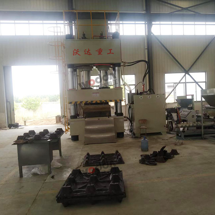 800噸塑料托盤(pán)成型液壓機(jī)客戶現(xiàn)場(chǎng).jpg