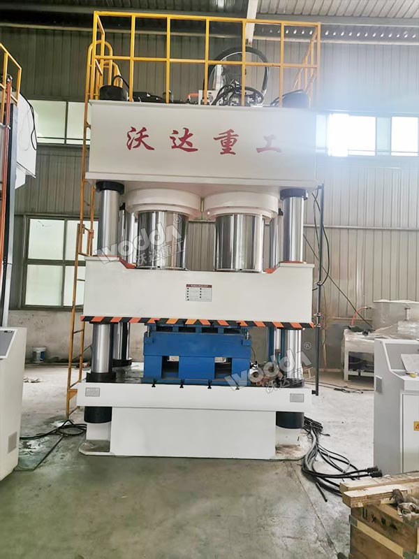 1800噸木屑托盤成型機現(xiàn)場